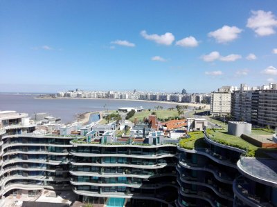 Forum Puerto del Buceo, Apartamento de 3 dormitorios en suite frente al mar