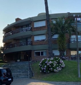 Reciclado !! Vende apartamento de 3 dormitorios en Playa Mansa, Punta del Este 