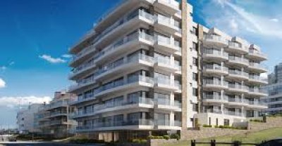 Impecable apartamento con hermosa vista de 3 dormitorios en suite en Punta del Este.