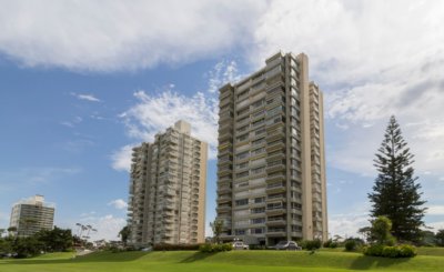 Vende apartamento de 3 dormitorios en Playa Mansa en Mansa Punta del Este