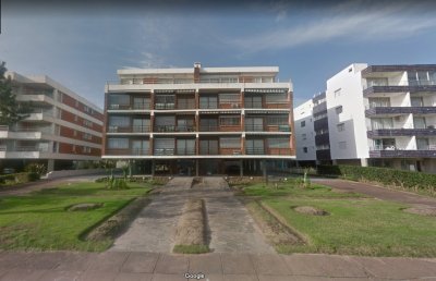 Vende apartamento de 1 dorm en primera línea al mar de Playa Mansa, con excelente vista, Punta del Este