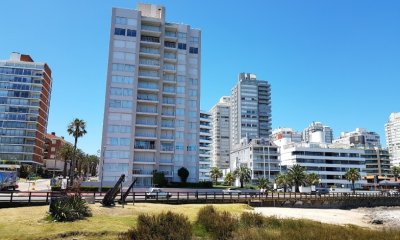 Vende Departamento de 3 dormitorios frente al puerto de Punta del Este