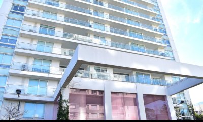 Se vende unidad en Torre Yoo, piso alto de 2 dormitorios y agradable vista al mar, Punta del Este