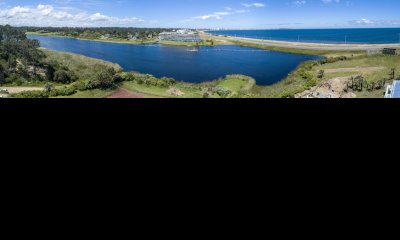 Invierta con financiación frente al mar, departamento de 2 dormitorios con vista a la laguna y la bahía.