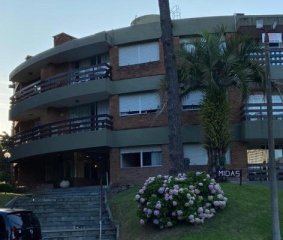 Reciclado !! Vende apartamento de 3 dormitorios en Playa Mansa, Punta del Este