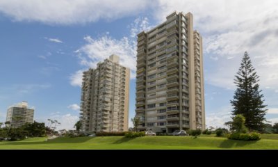 Vende apartamento de 3 dormitorios en Playa Mansa en Mansa Punta del Este