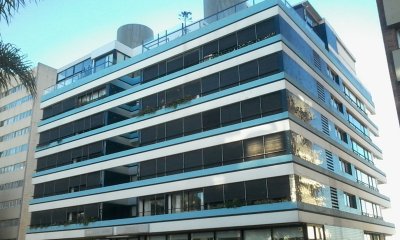 Vende apartamento de 3 dormitorios , frente al Puerto de Punta del Este