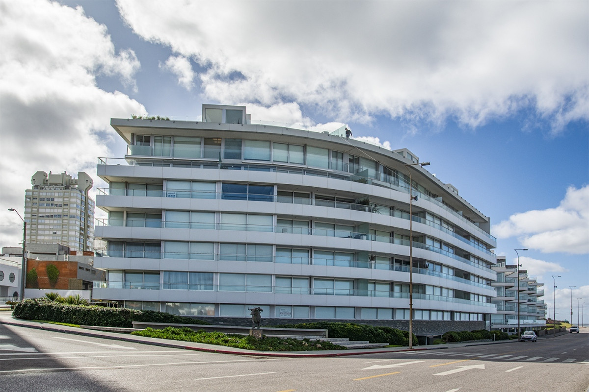 Apartamento en venta de 3 dormitorios en edificio Calypso, Punta del Este.