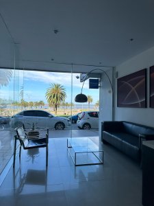 Oficinas en Venta, con vista al Mar. Con o Sin Renta. Frente a la Rambla - Montevideo