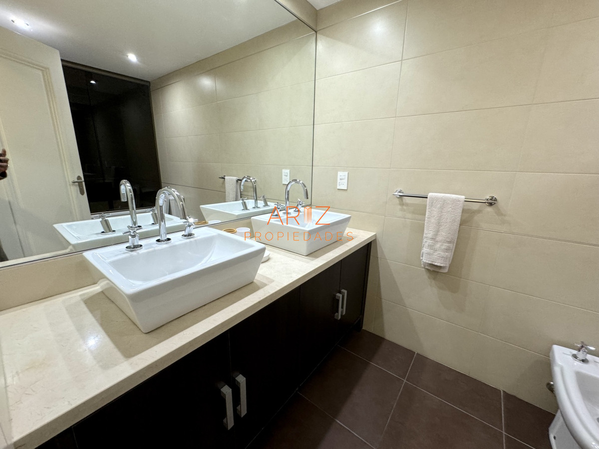 Apartamento ID.2335 - VENTA APARTAMENTO 2 DORMITORIOS Y SERVICIO COMPLETA COMO 3 DORMITORIOS PUNTA DEL ESTE CATEGORIA