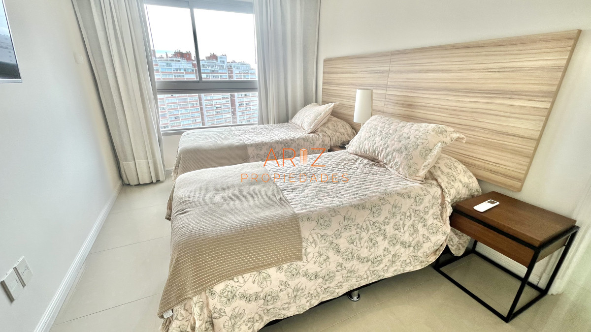 Apartamento ID.2335 - VENTA APARTAMENTO 2 DORMITORIOS Y SERVICIO COMPLETA COMO 3 DORMITORIOS PUNTA DEL ESTE CATEGORIA