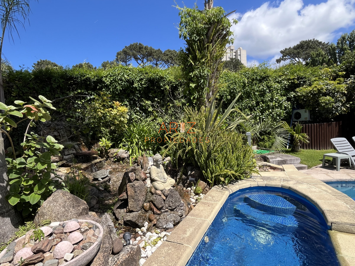 Casa ID.2454 - Alquiler temporada Residencia de categoría en el corazón de Cantegril - Punta del Este