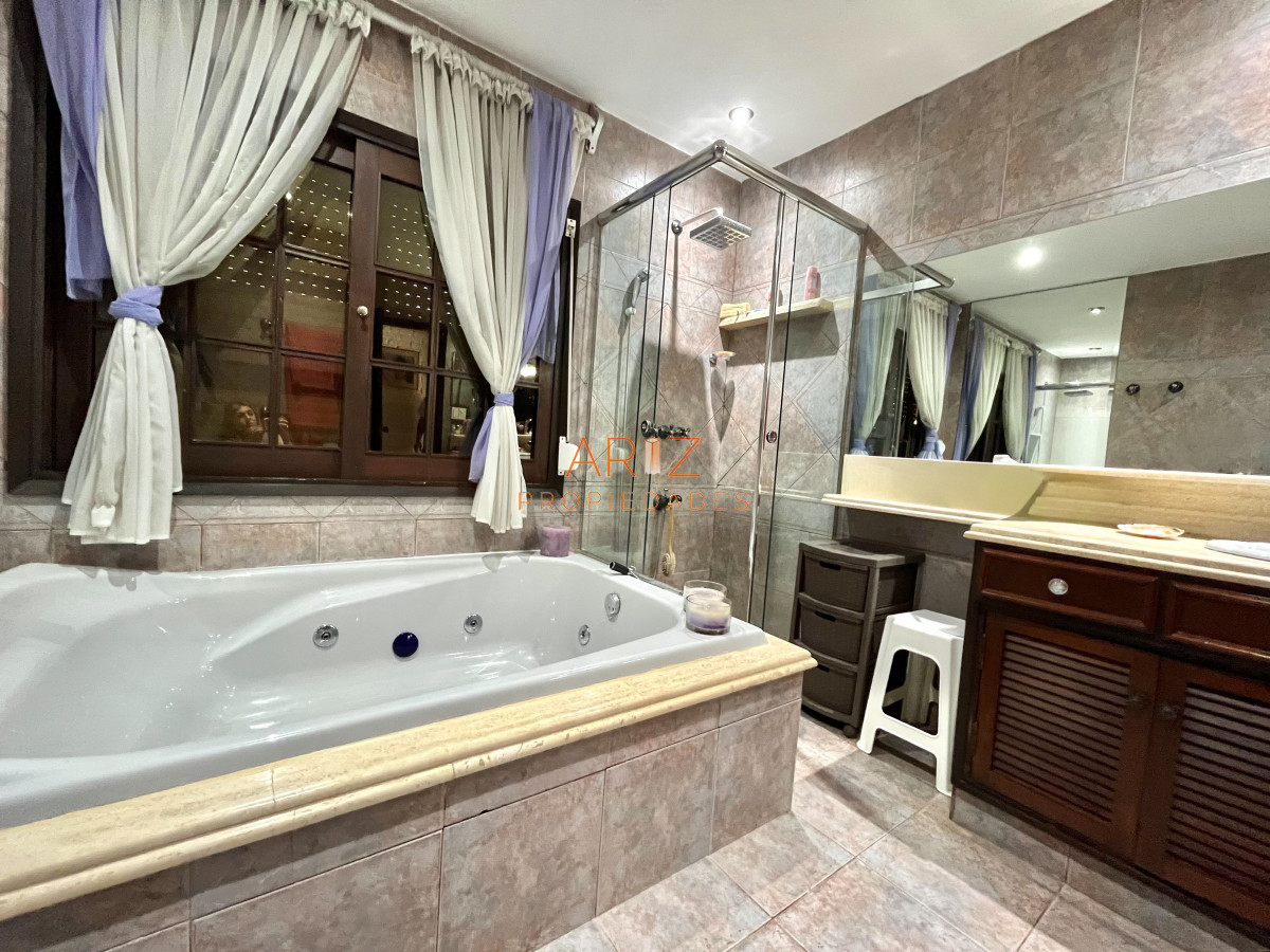 Casa ID.2454 - Alquiler temporada Residencia de categoría en el corazón de Cantegril - Punta del Este