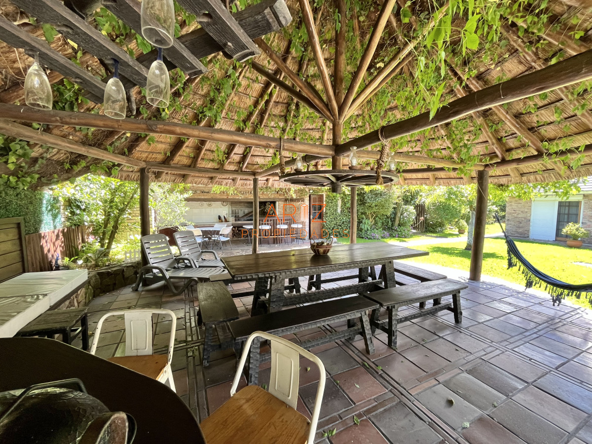 Casa ID.2454 - Alquiler temporada Residencia de categoría en el corazón de Cantegril - Punta del Este