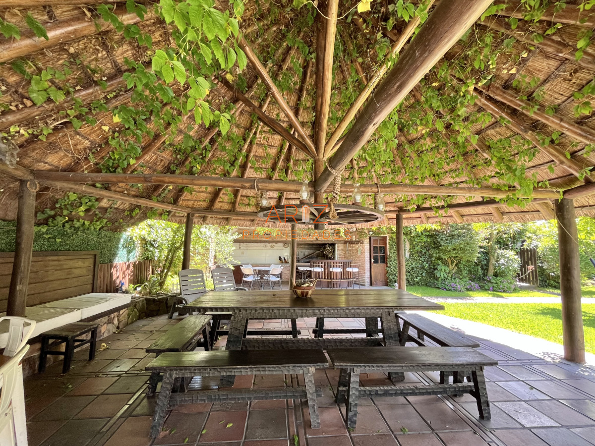 Casa ID.2454 - Alquiler temporada Residencia de categoría en el corazón de Cantegril - Punta del Este