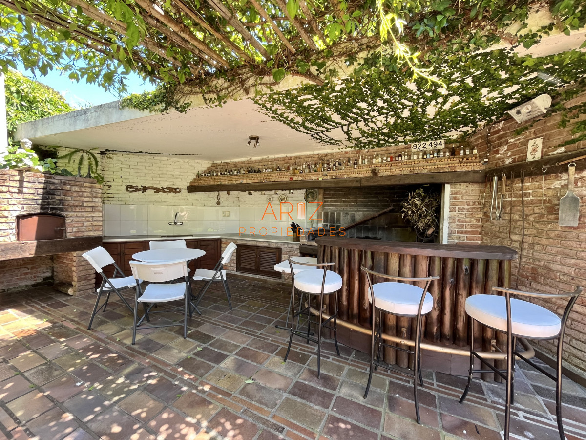 Casa ID.2454 - Alquiler temporada Residencia de categoría en el corazón de Cantegril - Punta del Este