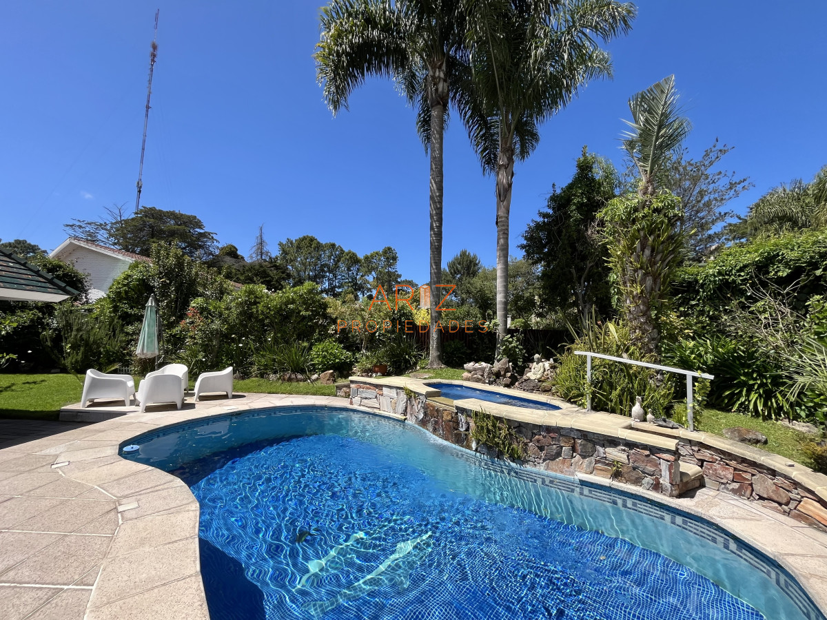 Casa ID.2454 - Alquiler temporada Residencia de categoría en el corazón de Cantegril - Punta del Este