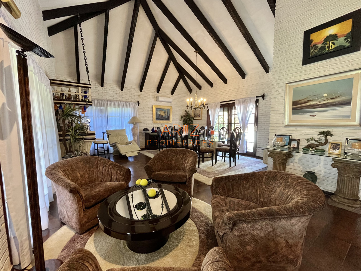 Casa ID.2454 - Alquiler temporada Residencia de categoría en el corazón de Cantegril - Punta del Este