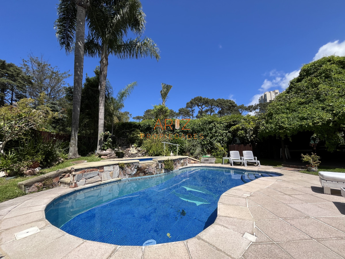 Casa ID.2454 - Alquiler temporada Residencia de categoría en el corazón de Cantegril - Punta del Este