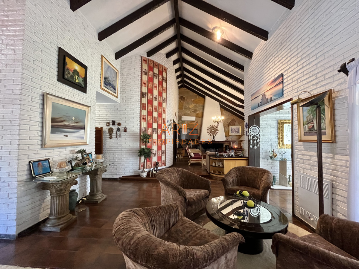 Casa ID.2454 - Alquiler temporada Residencia de categoría en el corazón de Cantegril - Punta del Este