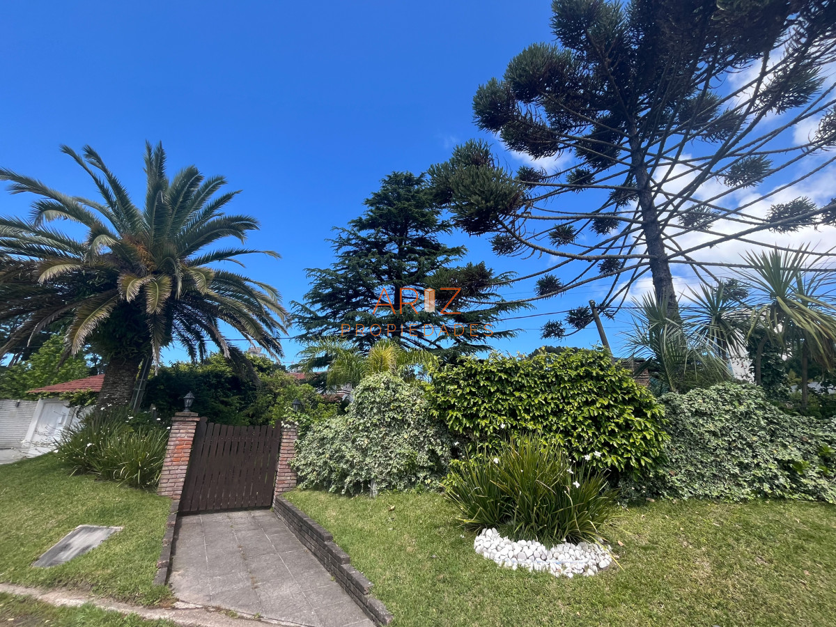 Casa ID.2454 - Alquiler temporada Residencia de categoría en el corazón de Cantegril - Punta del Este