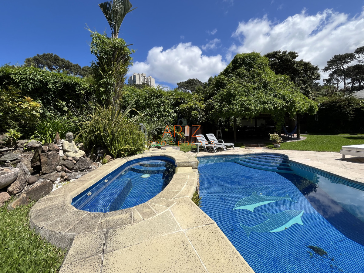 Casa ID.2454 - Alquiler temporada Residencia de categoría en el corazón de Cantegril - Punta del Este