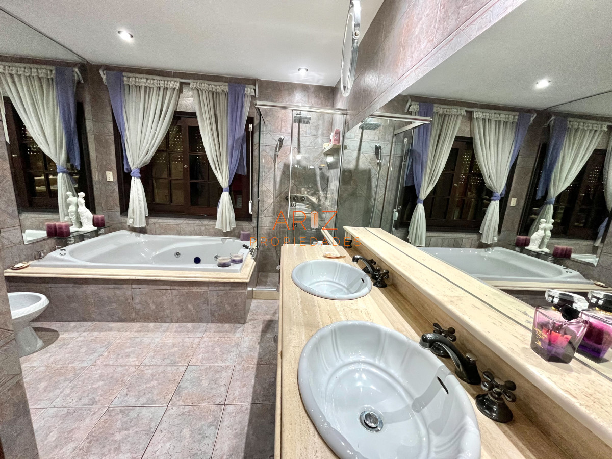 Casa ID.2454 - Alquiler temporada Residencia de categoría en el corazón de Cantegril - Punta del Este