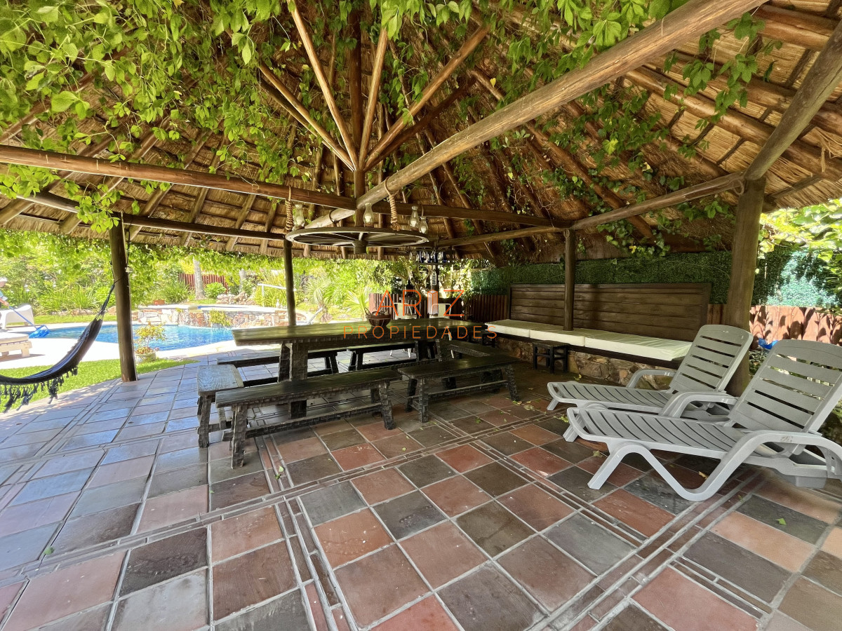 Casa ID.2454 - Alquiler temporada Residencia de categoría en el corazón de Cantegril - Punta del Este