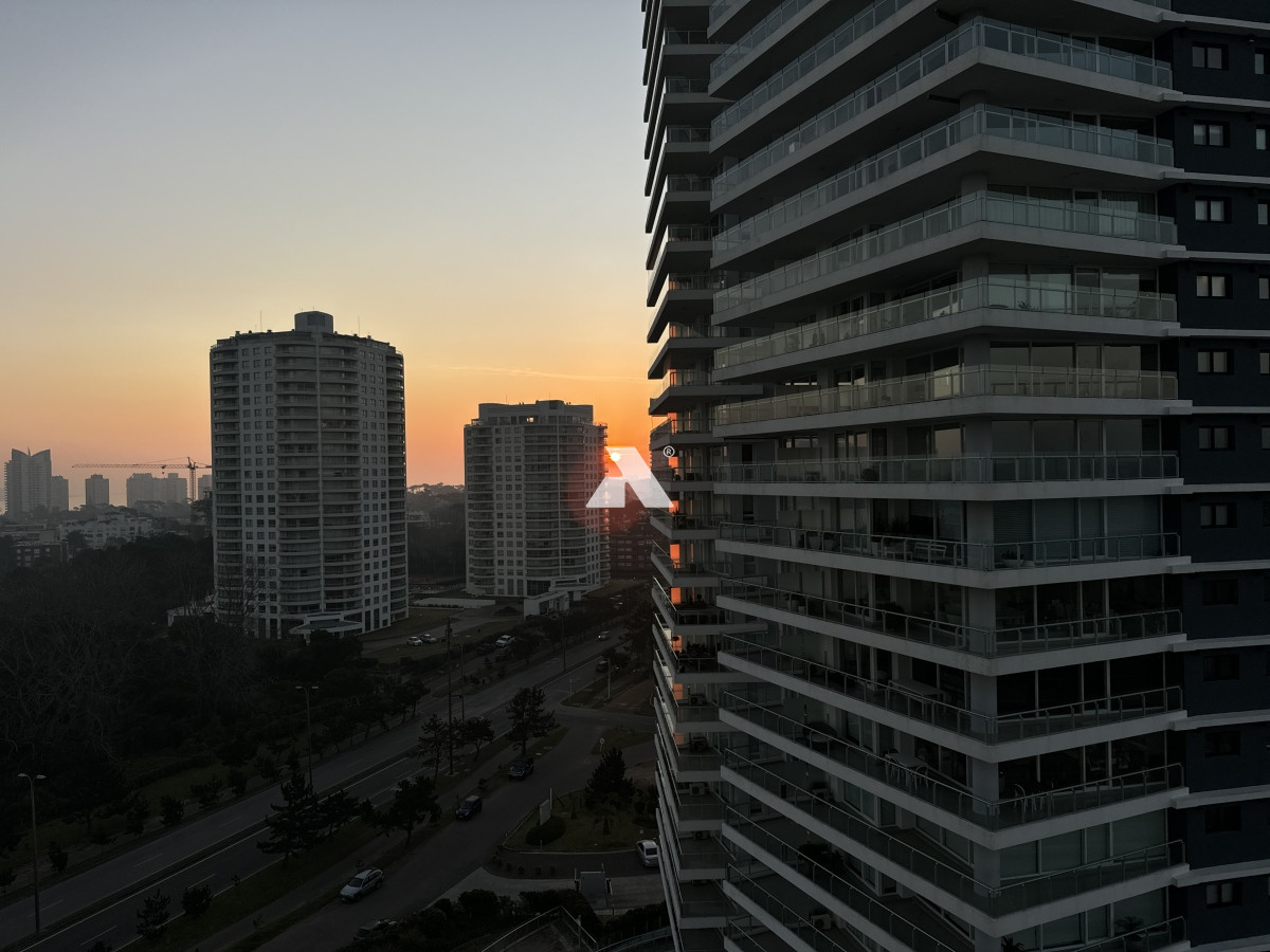 Venta apartamento 1 Dormitorio con Renta,Playa Brava, Punta del Este - AIX756A