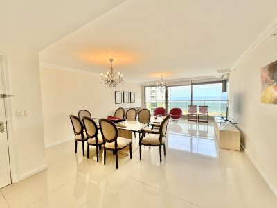 VENTA APARTAMENTO 2 DORMITORIOS Y SERVICIO COMPLETA COMO 3 DORMITORIOS PUNTA DEL ESTE CATEGORIA