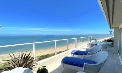 Venta apartamento 3 dormitorios y servicio Penthouse frente al mar