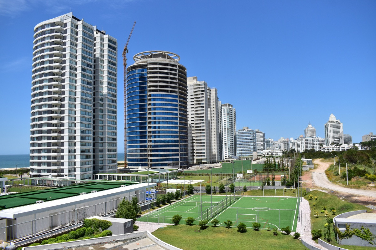 Venta apartamento 2 dormitorios y servicio con parrillero propio