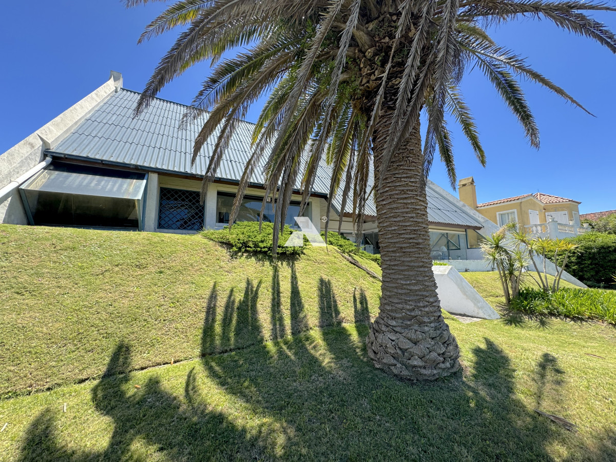 Venta casa 3 dormitorios y servicio frente al mar en Montoya - AIX1727C