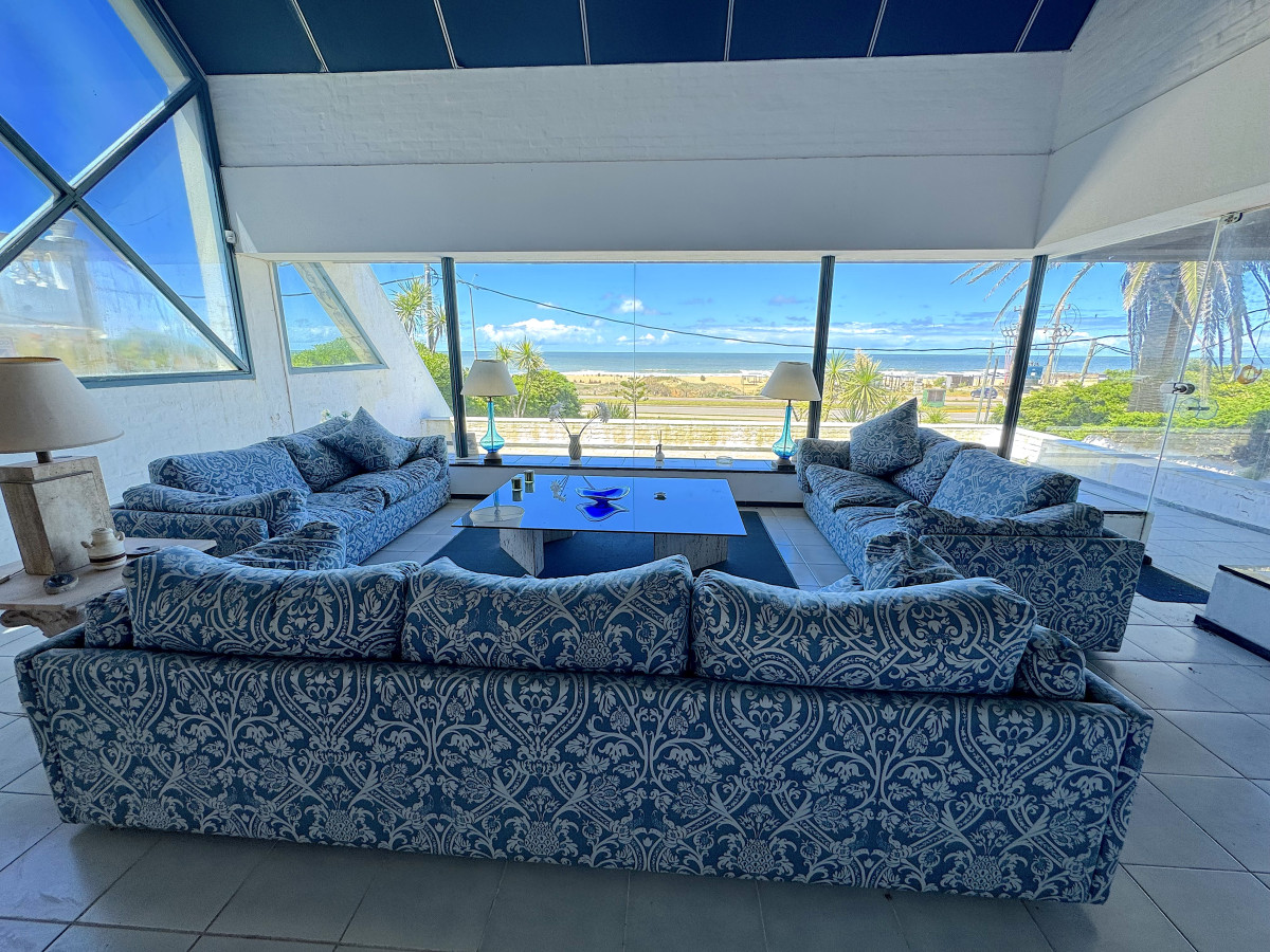 Casa ID.1727 - Venta casa 3 dormitorios y servicio frente al mar en Montoya