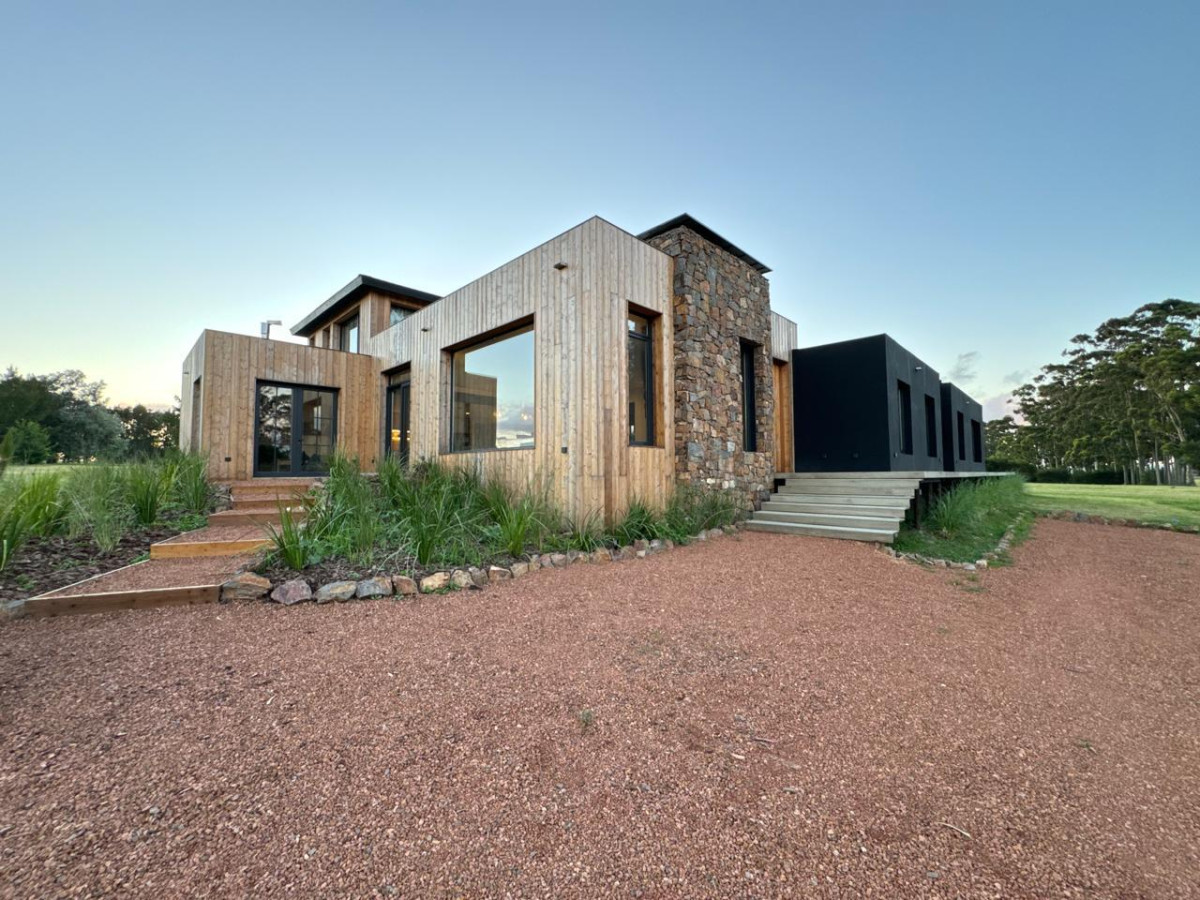 Casa ID.1624 - Venta casa 4 suites y servicio - El Quijote