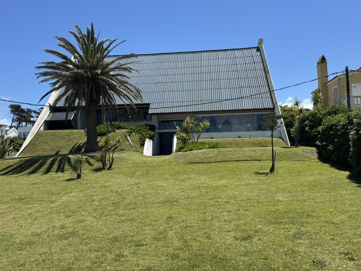Casa ID.1727 - Venta casa 3 dormitorios y servicio frente al mar en Montoya