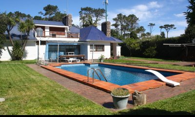 Venta Casa 5 dormitorios y servicio Playa Mansa