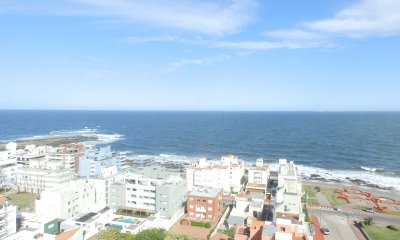 Torre con servicios y vista al mar