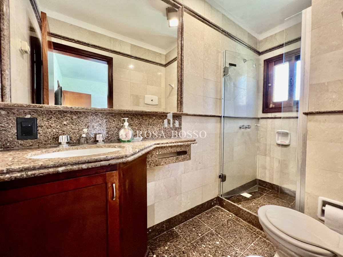 Casa ID.9149 - Casa en barrio residencial con 3000 m2 de parque 