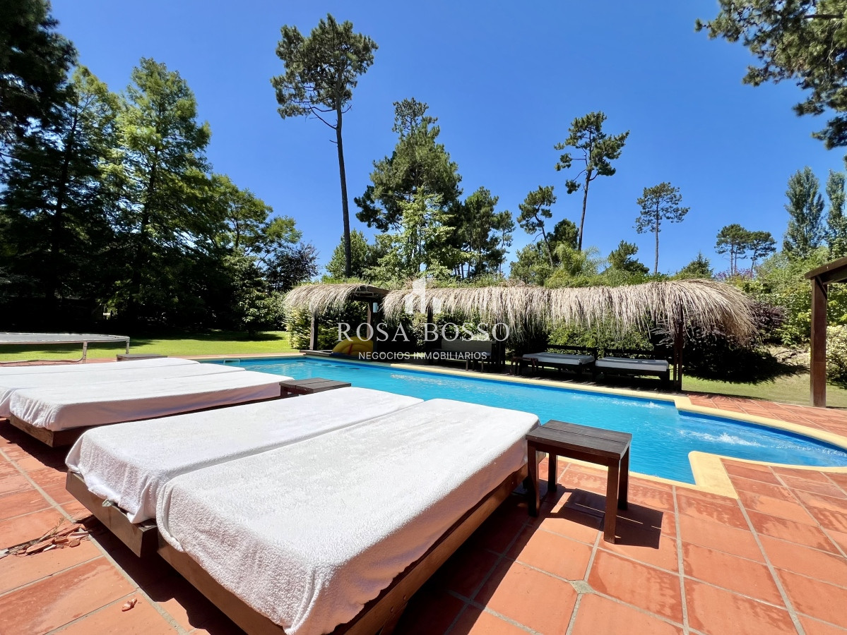 Casa ID.9149 - Casa en barrio residencial con 3000 m2 de parque 