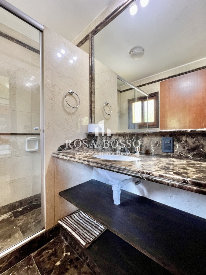 Casa ID.9149 - Casa en barrio residencial con 3000 m2 de parque 