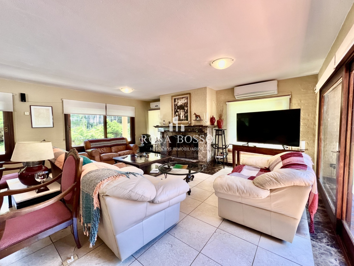 Casa ID.9149 - Casa en barrio residencial con 3000 m2 de parque 