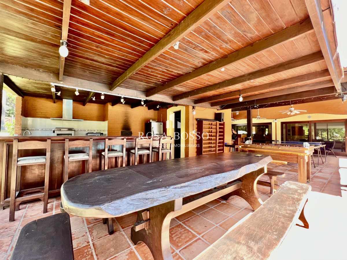Casa ID.9149 - Casa en barrio residencial con 3000 m2 de parque 