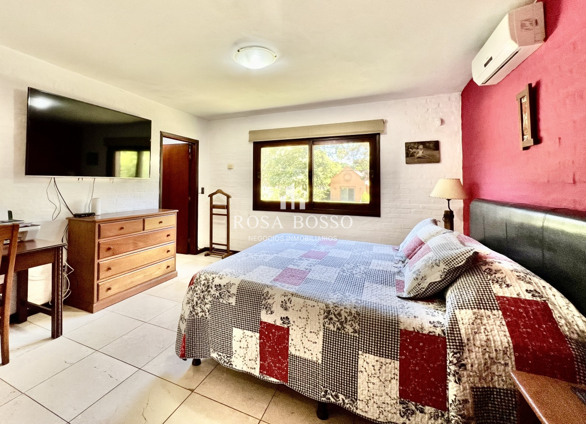 Casa ID.9149 - Casa en barrio residencial con 3000 m2 de parque 