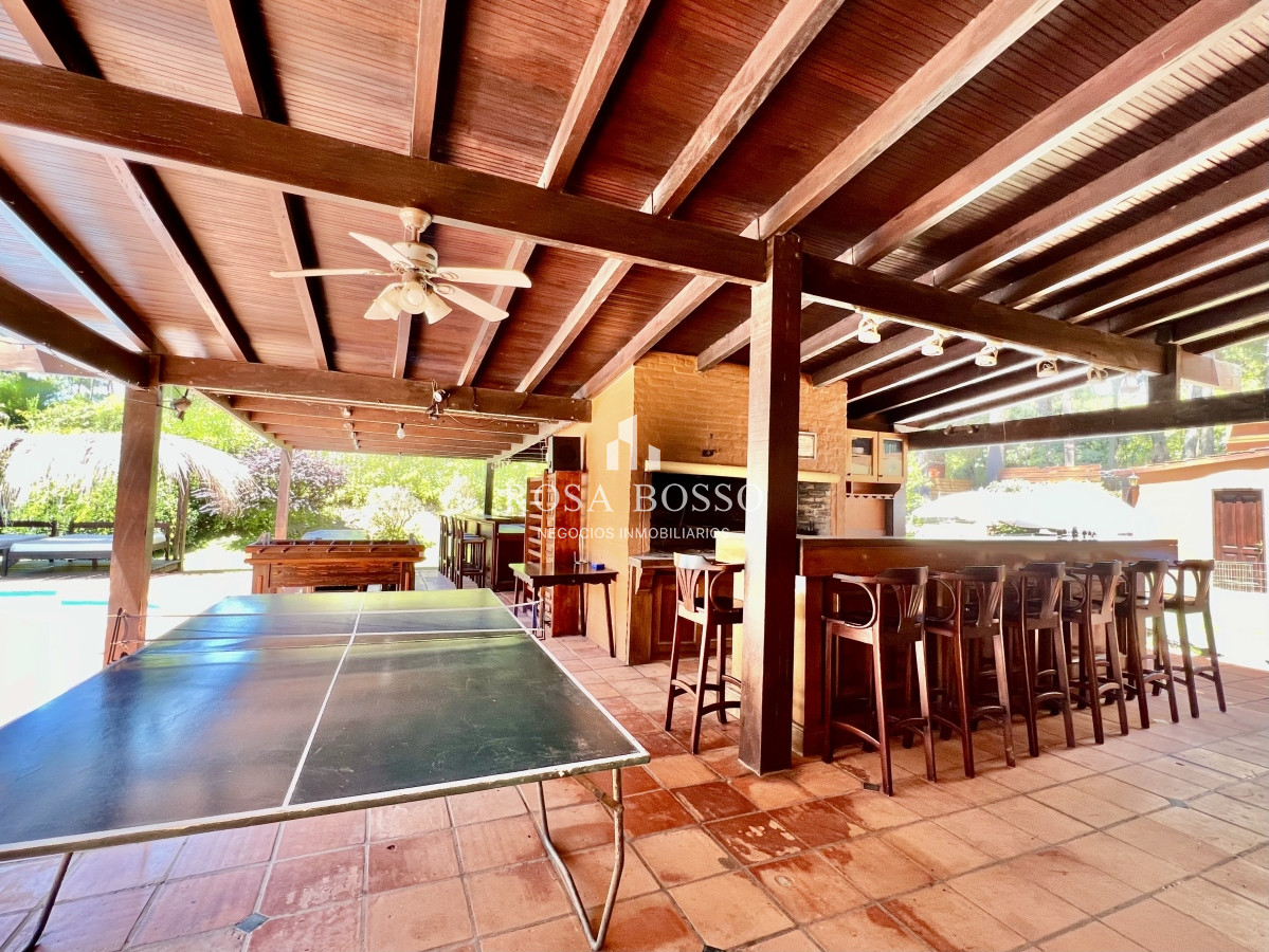 Casa ID.9149 - Casa en barrio residencial con 3000 m2 de parque 