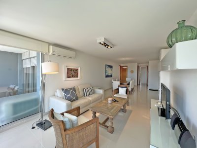 Apartamento en venta de 2 dormitorios en Torre Sunrise, Punta del Este.