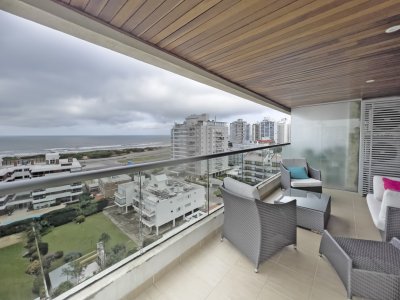 Departamento en Venta de 3 Dormitorios en Edificio Icon Tower, Punta del Este 