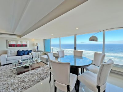 Semi piso totalmente reciclado con vista panoramica al mar, Punta del Este.