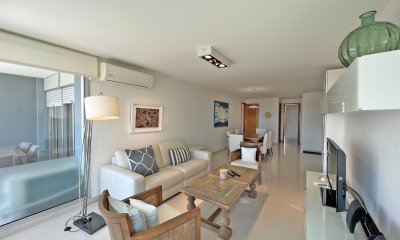 Apartamento en venta de 2 dormitorios en Torre Sunrise, Punta del Este.