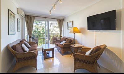 Venta De Apartamento de 3 Dormitorios a Pasos De La Playa, Punta Del Este